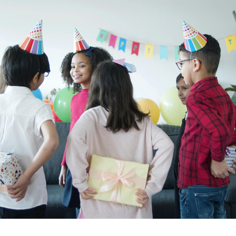 Des enfants qui offre des cadeaux